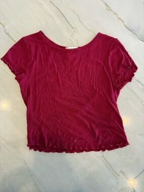 Ribbed Lettuce-Edge Crop Tee in Wine